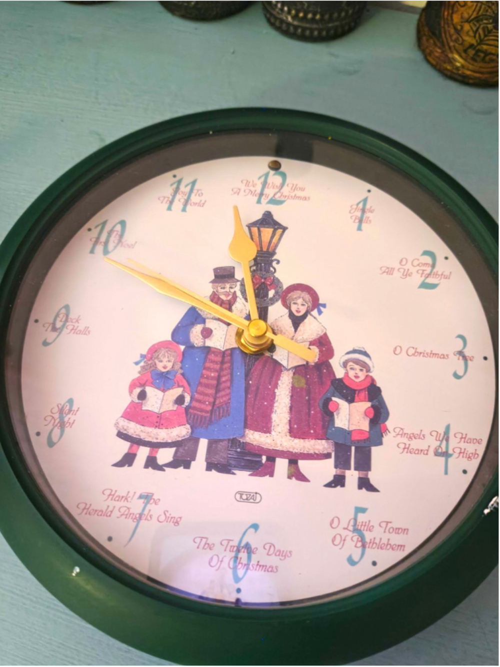 Tozai Green Round Musical Christmas Wall Clock Analog Quartz Battery 9in